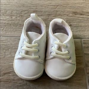 NWOT baby GAP white shoes, sz 3-6 months